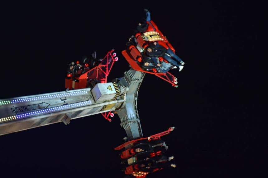 Una foto ilustrativa que muestra a varios saudíes en el parque de atracciones Riyadh Winter Wonderland, en la capital saudí, el 23 de enero de 2020. (FAYEZ NURELDINE/AFP a través de Getty Images)