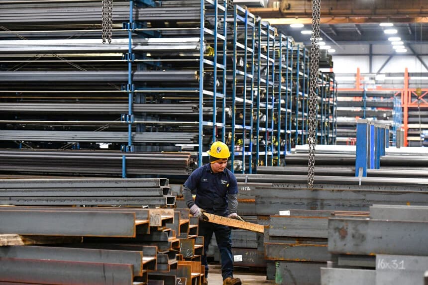 Un trabajador se prepara para levantar una viga de acero con una grúa en Central Steel Supply Company, en Marlborough, Massachusetts, el 13 de marzo de 2025. (Joseph Prezioso/AFP a través de Getty Images).