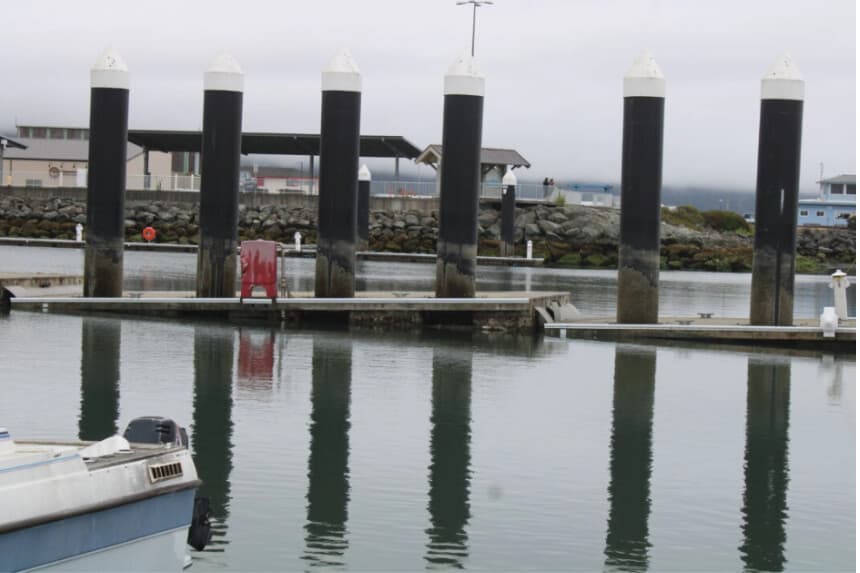 El puerto de Crescent City, California, sufrió daños por valor de aproximadamente un millón de dólares a causa de las olas tras el tsunami del 30 de julio de 2025, según informaron las autoridades locales. (Puerto de Crescent City).