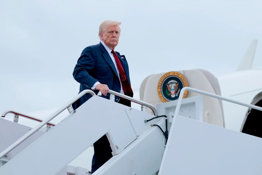 El presidente Donald Trump sube al Air Force One en la Base Conjunta Andrews, Maryland, el 1 de agosto de 2025. (Anna Moneymaker/Getty Images)