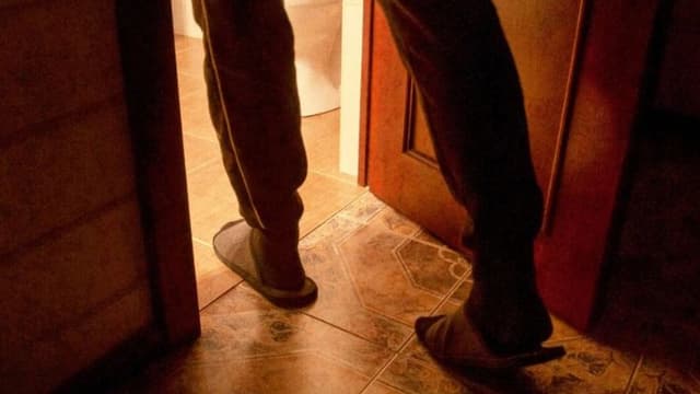 Cómo dejar de orinar por la noche con acupresión y remedios herbales