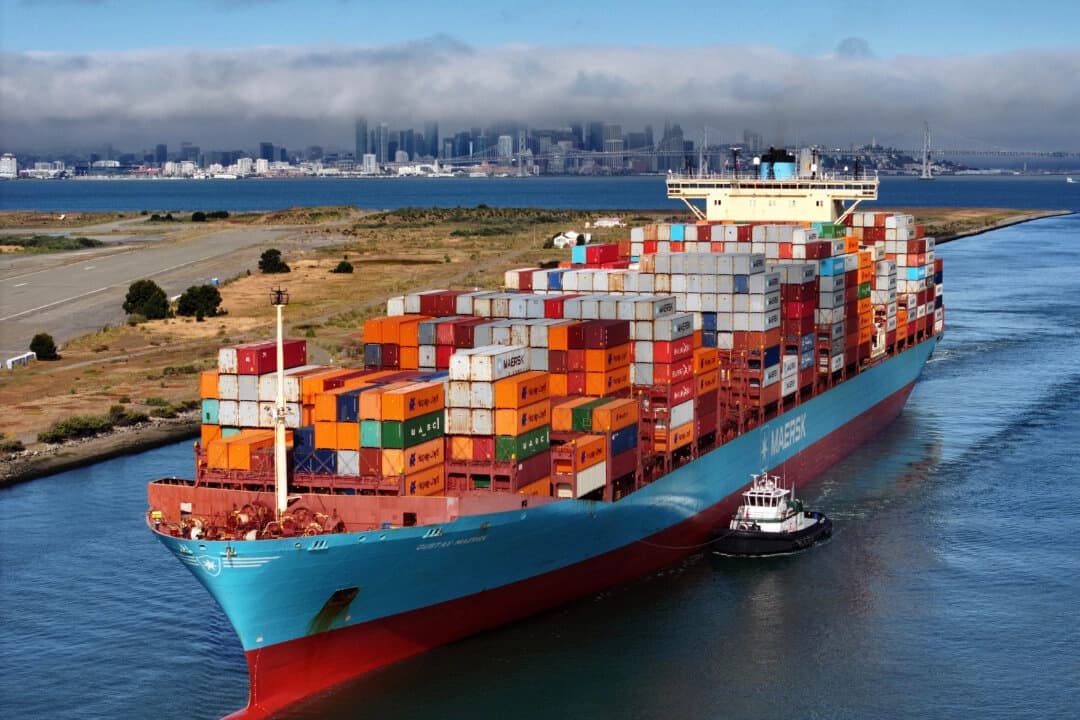 Un buque portacontenedores llega al puerto de Oakland, California el 1 de agosto de 2025. (Justin Sullivan/Getty Images)