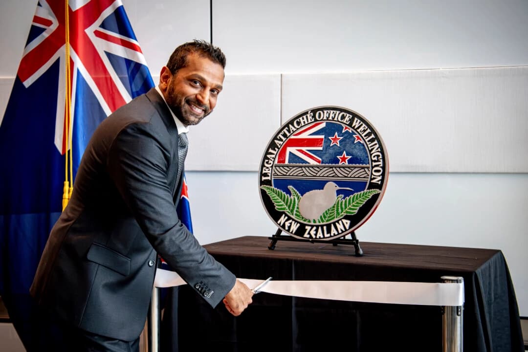 El director del FBI, Kash Patel, corta la cinta en la inauguración oficial de la oficina del FBI en Wellington, Nueva Zelanda, el 31 de julio de 2025. (Ola Thorsen/Embajada de EE. UU. vía AP)