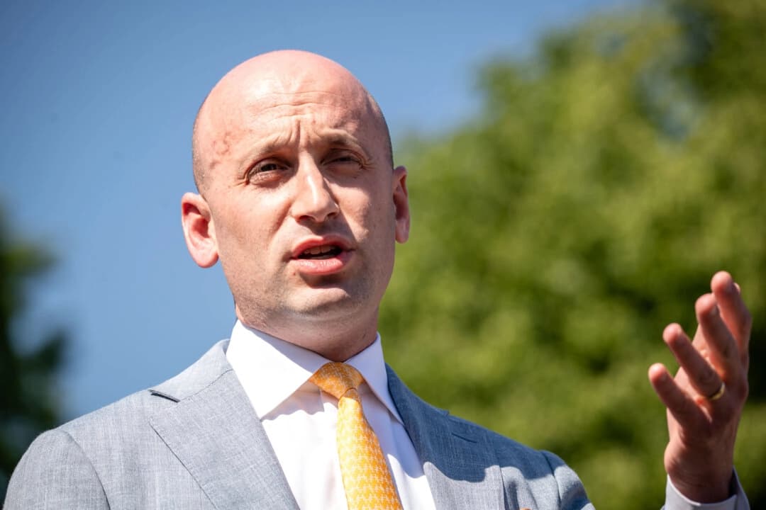 El subjefe de gabinete Stephen Miller habla con la prensa en la Casa Blanca en Washington el 28 de abril de 2025. (Madalina Vasiliu/The Epoch Times)