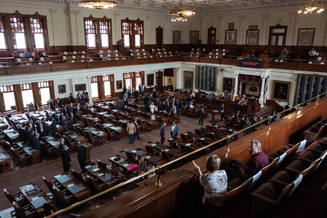 Representantes y visitantes del estado de Texas se reúnen en la Cámara de Representantes el primer día de la sesión especial de la 87.ª Legislatura en el Capitolio estatal en Austin el 8 de julio de 2021. (Tamir Kalifa/Getty Images)