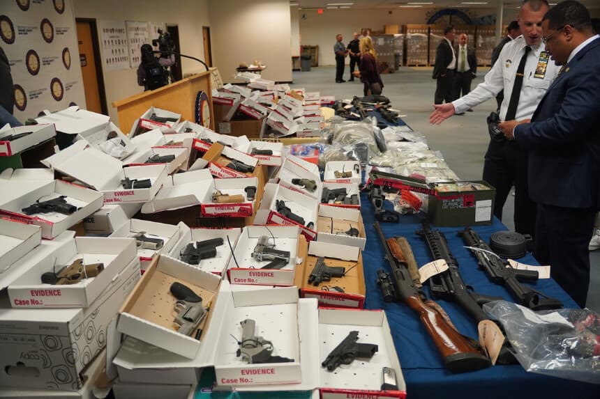 Fiscalía del Distrito anuncia el mayor caso de tráfico de armas en la historia del condado