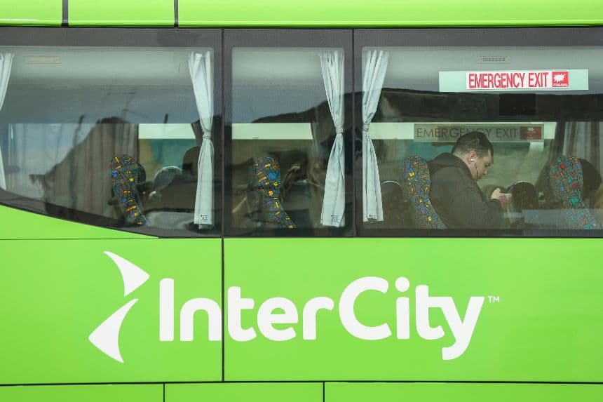 Un autobús interurbano se prepara para partir desde Timaru, Nueva Zelanda, el 14 de octubre de 2022. (Aiman Amerul Muner/STUFF vía AP)
