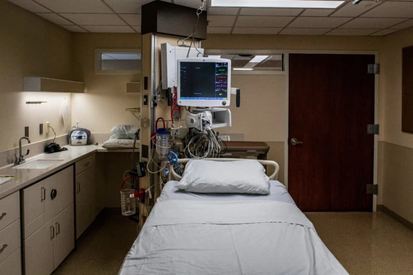 Una cama de hospital vacía, en una fotografía de archivo sin fecha. (Joseph Prezioso/AFP vía Getty Images)