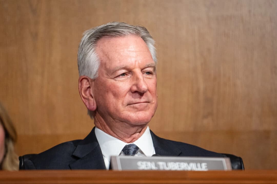 El senador Tommy Tuberville (R-Ala.) habla durante una audiencia de confirmación con la candidata a secretaria de Educación, Linda McMahon, en el Capitolio, en Washington, el 13 de febrero de 2025. (Madalina Vasiliu/The Epoch Times).