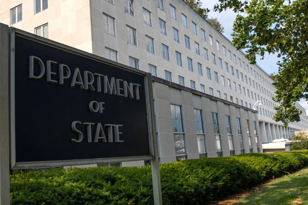 El Departamento de Estado de EE. UU. el 11 de julio de 2025, en Washington D. C. El departamento sigue adelante con el despido de más de 1300 empleados después de que La Corte Suprema de EE. UU. levantara una orden judicial de un tribunal inferior que había bloqueado temporalmente el plan del presidente Donald Trump de reducir la plantilla federal. (Foto de Mehmet Eser / Middle East Images vía AFP.)