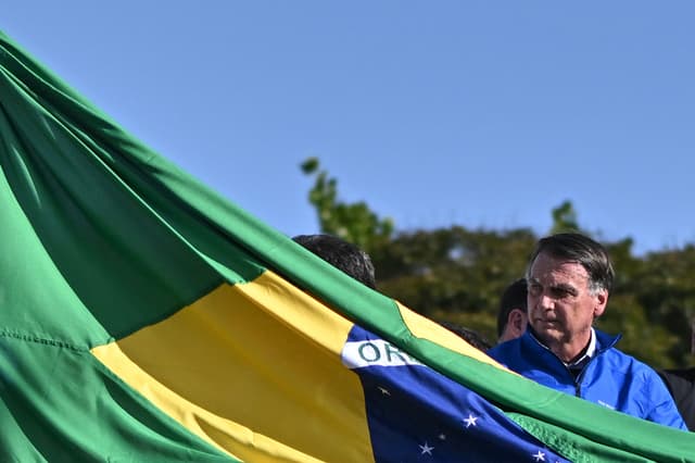 Juez emite orden de arresto domiciliario contra expresidente de Brasil Jair Bolsonaro