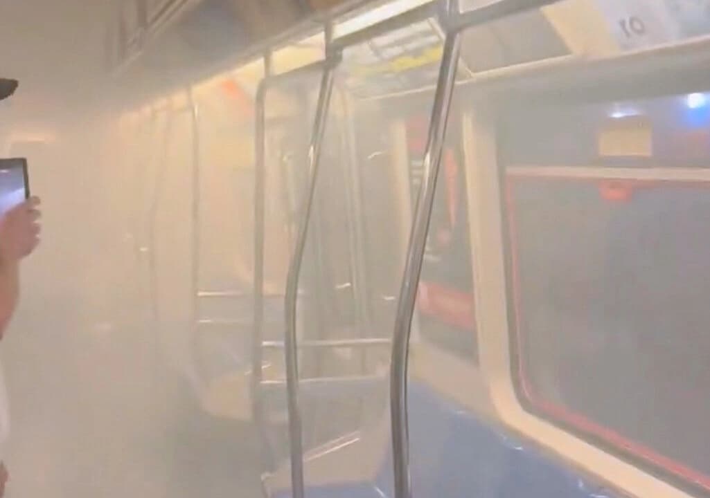 Humo dentro de un vagón del tren Port Authority Trans-Hudson (PATH) en la estación de Newport, en Jersey City, Nueva Jersey, el 4 de agosto de 2025. (Joseph Nikhil Reddy vía AP).