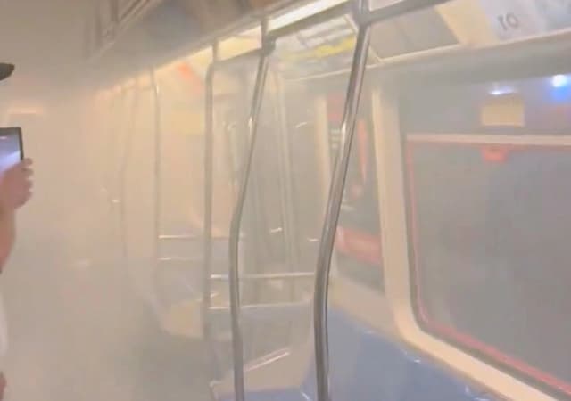 Las llamas y el humo obligan a los pasajeros a huir de un tren en la ciudad de Nueva York