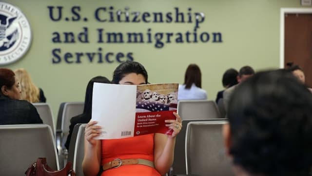 USCIS refuerza políticas para verificar antecedentes de inmigrantes que podrían ser inadmisibles