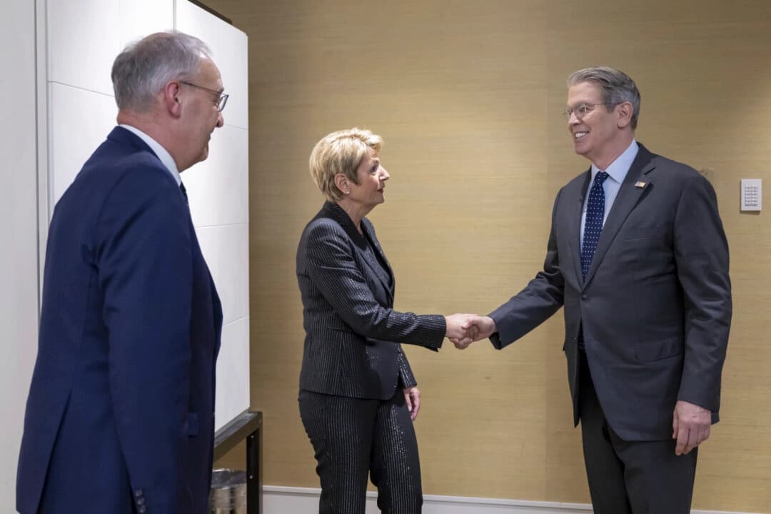 El secretario del Tesoro de los Estados Unidos, Scott Bessent (derecha), con la presidenta de Suiza, Karin Keller-Sutter (centro), y el ministro de Economía suizo, Guy Parmelin (izquierda), en Ginebra, Suiza, el 9 de mayo de 2025. (Martial Trezzini/Keystone vía AP).