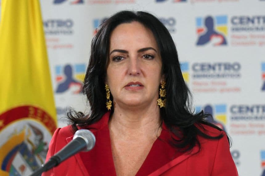 La líder de la oposición colombiana en el Senado, María Fernanda Cabal, pronuncia un discurso un día después de la toma de posesión del izquierdista Gustavo Petro como presidente en Bogotá, el 8 de agosto de 2022. (DANIEL MUNOZ/AFP vía Getty Images)