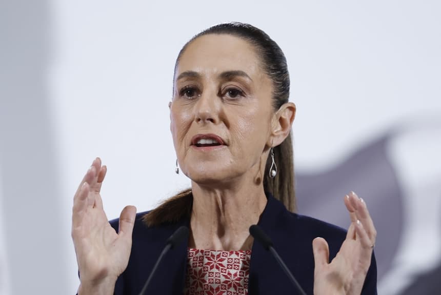 La presidenta de México, Claudia Sheinbaum, habla durante una rueda de prensa este martes 5 de agosto, en el Palacio Nacional de la Ciudad de México (México). (EFE/ Sáshenka Gutiérrez)