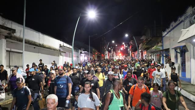 Autoridades detienen a principal organizador de caravana de migrantes en la frontera sur de México