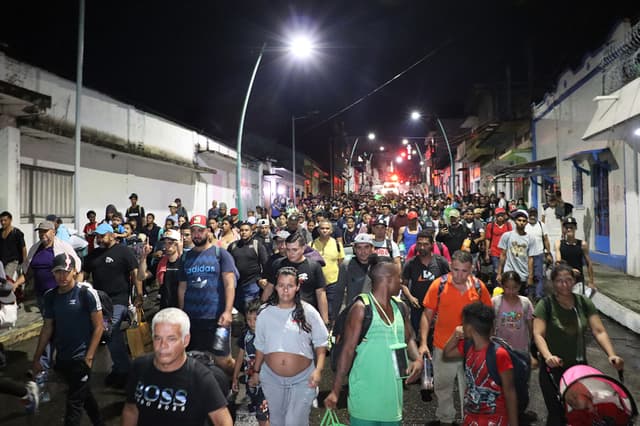 Autoridades detienen a principal organizador de caravana de migrantes en la frontera sur de México