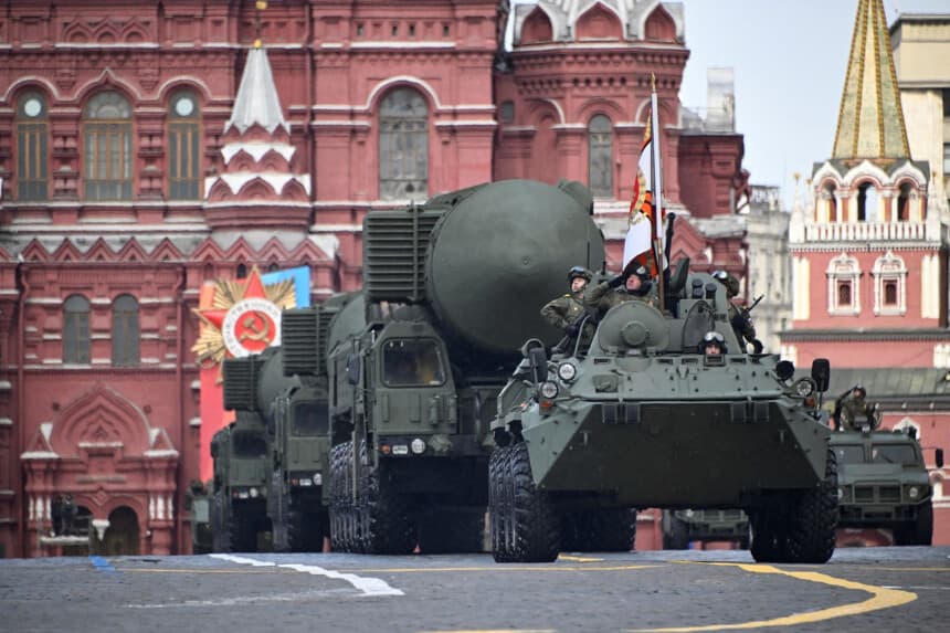 Vehículos militares rusos, incluidos lanzadores de misiles balísticos intercontinentales Yars, desfilan por la Plaza Roja durante el desfile militar del Día de la Victoria en el centro de Moscú, el 9 de mayo de 2024. (Alexander Nemenov/AFP a través de Getty Images).
