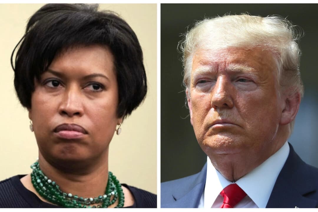 Izquierda: La alcaldesa de Washington, Muriel Bowser, en una rueda de prensa en 2018. (Alex Wong/Getty Images) Derecha: El entonces presidente Donald Trump en una rueda de prensa en la Casa Blanca en Washington, el 5 de junio de 2020. (Chip Somodevilla/Getty Images)