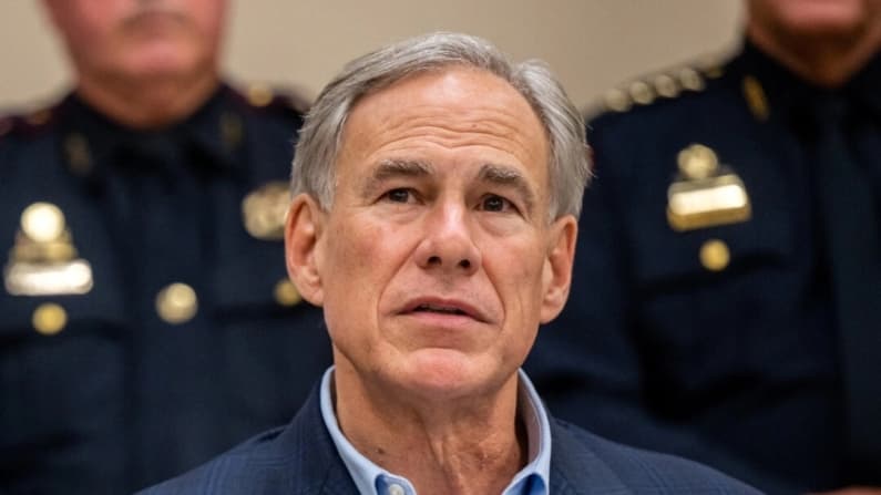 Abbott congela la contratación de visados H-1B en las universidades de Texas