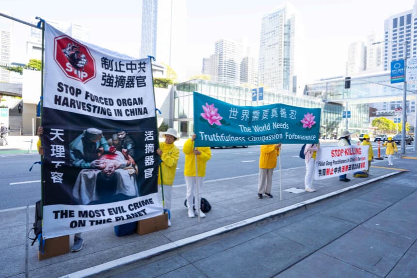 Practicantes de Falun Gong se manifiestan frente al Moscone Center en San Francisco el 3 de agosto de 2025, exigiendo el fin de la sustracción forzada de órganos en China. (Gary Wang/The Epoch Times)