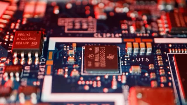 Acusan a 2 ciudadanos chinos de presuntamente exportar microchips sin licencia a China