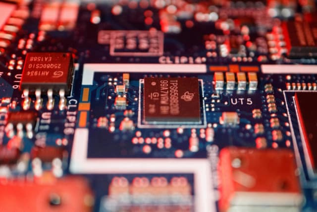 Acusan a 2 ciudadanos chinos de presuntamente exportar microchips sin licencia a China
