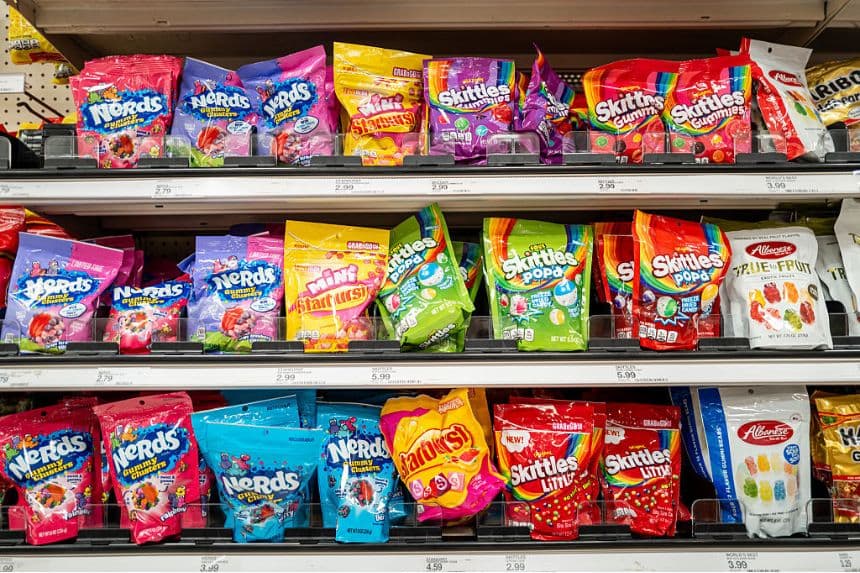Bolsas de dulces en los estantes de una tienda Target el 4 de junio de 2025 en Austin, Texas. (Brandon Bell/Getty Images)