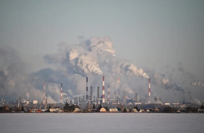 Refinería de petróleo de Gazprom Neft en Omsk, Rusia, el 10 de febrero de 2020. (Alexey Malgavko/Reuters)