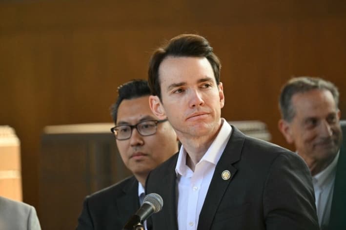 El representante Kevin Kiley (R-Calif.) habla durante una conferencia de prensa en Union Station, en el centro de Los Ángeles, el 20 de febrero de 2025. (Patrick T. Fallon/AFP vía Getty Images)