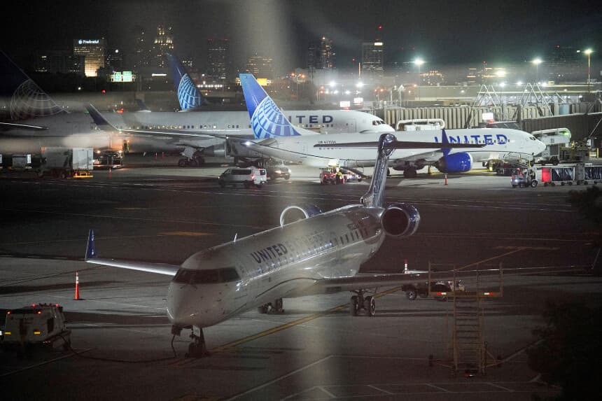 Aviones de United Airlines permanecen en tierra debido a un fallo técnico en el Aeropuerto Internacional Newark Liberty, en Newark, Nueva Jersey, el 6 de agosto de 2025. (Ryan Murphy/Reuters).