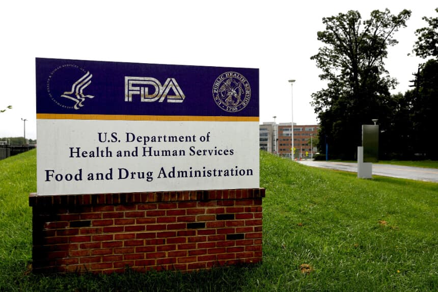 Cartel en el exterior de la sede de la Administración de Alimentos y Medicamentos (FDA) en White Oak, Maryland, el 29 de agosto de 2020. (Andrew Kelly/Reuters).