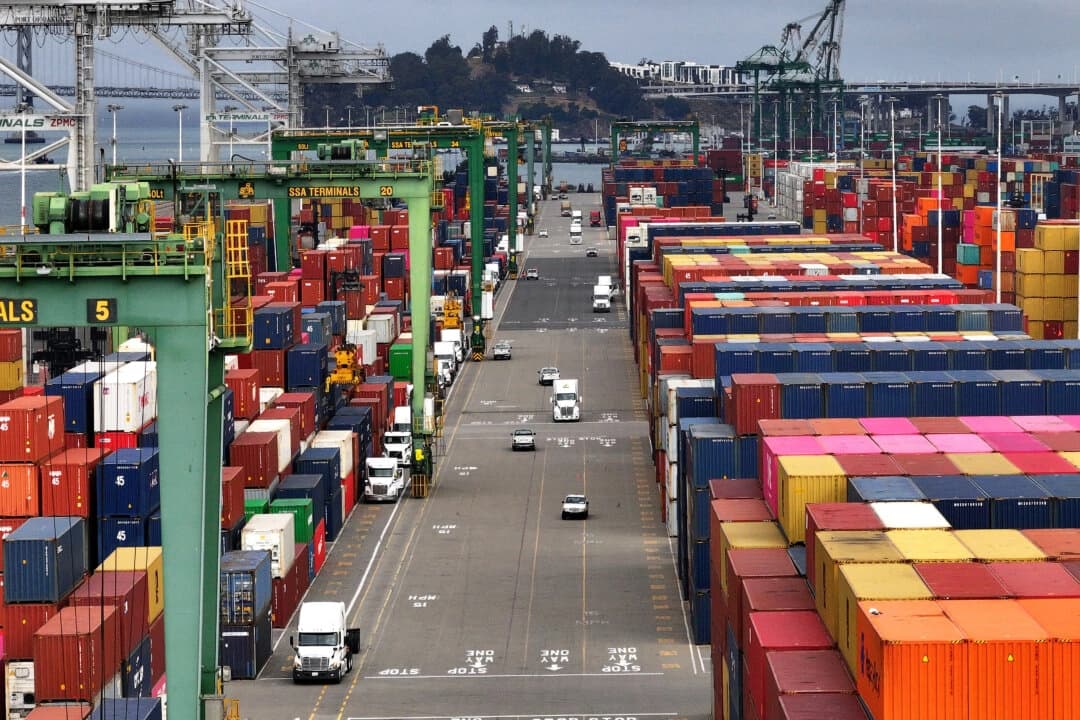 Contenedores apilados en el puerto de Oakland, California, el 1 de agosto de 2025. (Justin Sullivan/Getty Images)