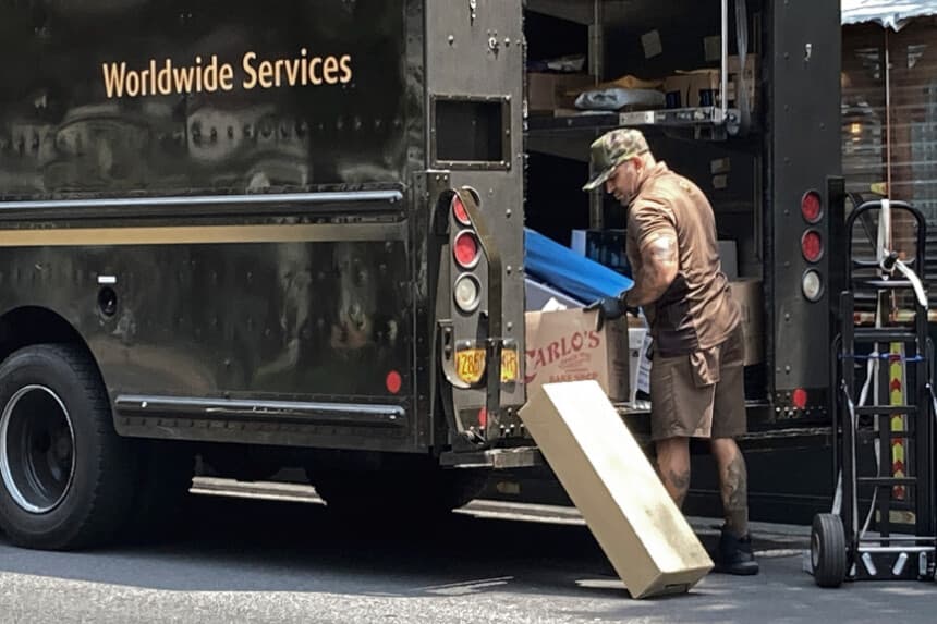 Un repartidor de United Parcel Service clasifica sus envíos en el Upper West Side de Nueva York el 15 de julio de 2023. (Richard Drew/AP Photo).