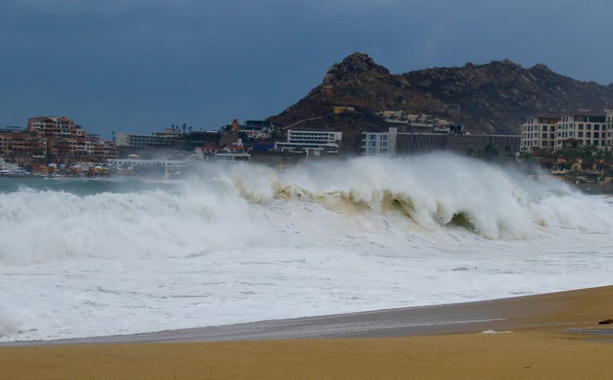 Vista de los altos oleajes en Cabo San Lucas en Baja California, México. (Imagen de archivo. EFE/Jorge Reyes)