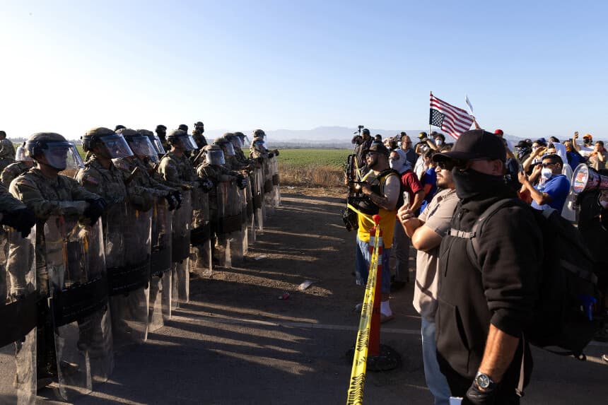 Tropas de la Guardia Nacional de California se enfrentan a manifestantes durante una operación federal de inmigración en Glass House Farms, en Camarillo (California), el 10 de julio de 2025. (Blake Fagan/AFP a través de Getty Images).