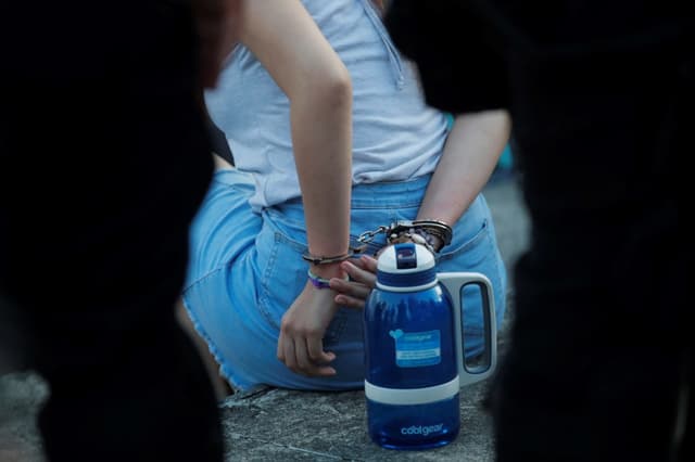 Arrestan a mujer que se hizo pasar por enfermera atendiendo a 4000 pacientes en Florida