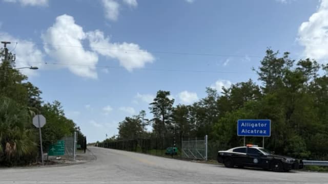 Jueza federal bloquea temporalmente construcción de "Alligator Alcatraz" de Florida