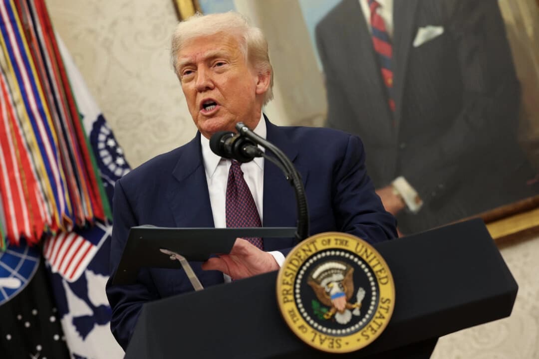 Trump dice que podría imponer aranceles a China por la compra de petróleo a Rusia