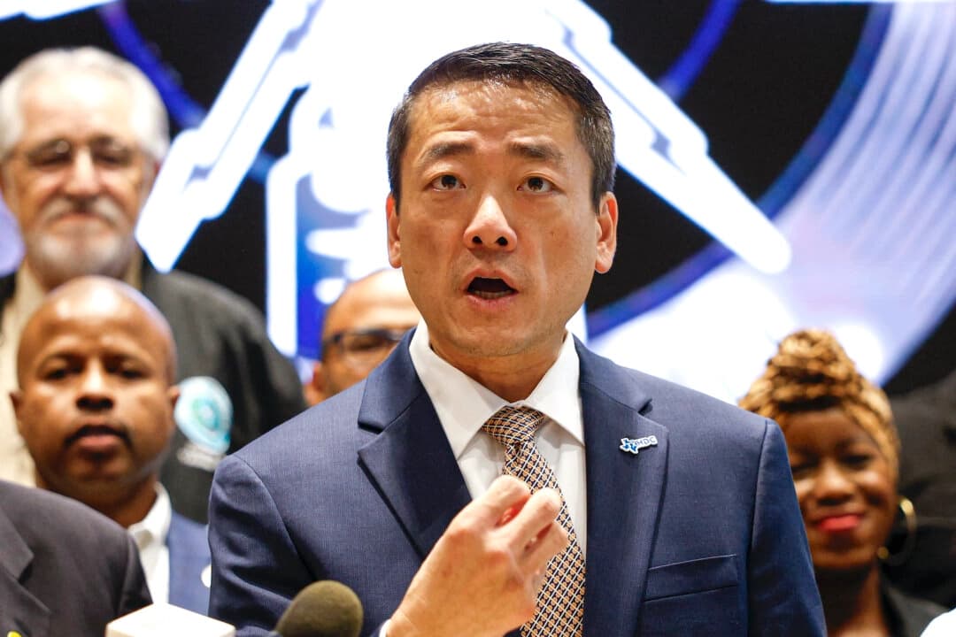 El representante de Texas Gene Wu habla ante los miembros demócratas del Congreso y los demócratas de la Cámara de Representantes de Texas durante una rueda de prensa, después de que abandonaran el estado para impedir que los republicanos alcanzaran el quórum necesario para rediseñar los 38 distritos electorales del estado, en el sindicato local 701 de la IBEW en Warrenville, Illinois, el 4 de agosto de 2025. (Kamil Krzaczynski/AFP a través de Getty Images)