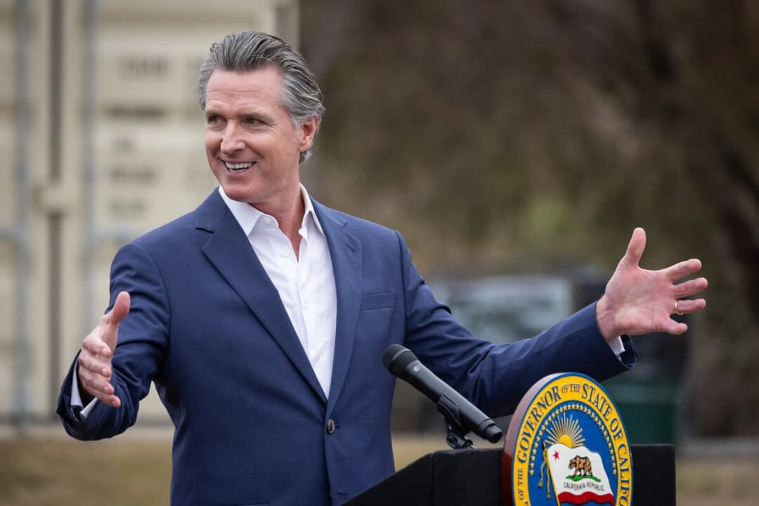 El gobernador de California, Gavin Newsom, habla en Los Ángeles el 25 de septiembre de 2024. (John Fredricks/The Epoch Times).
