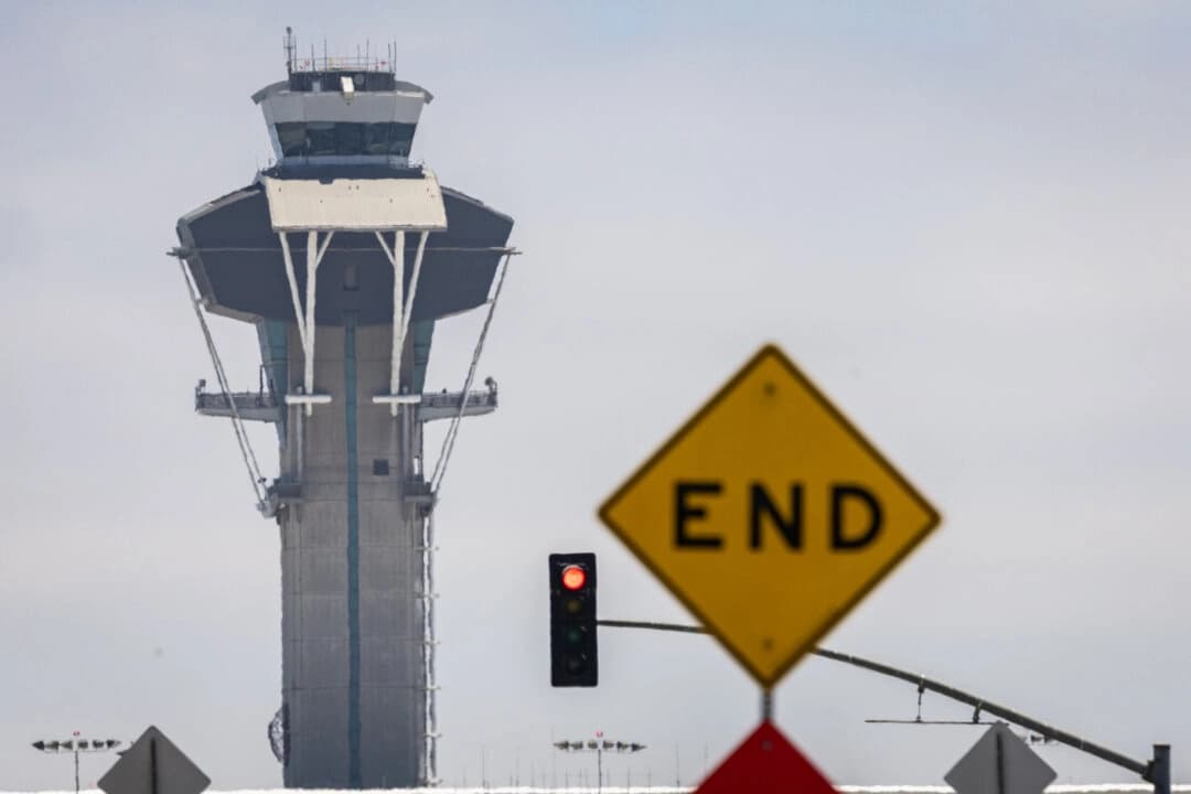 FAA planea contratar a 9000 controladores aéreos para 2028 debido a escasez en todo el país