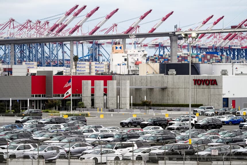 Nuevos vehículos Toyota almacenados en una instalación de procesamiento de importaciones en el puerto de Long Beach, California, el 26 de marzo de 2025. (Damian Dovarganes/AP Photo).