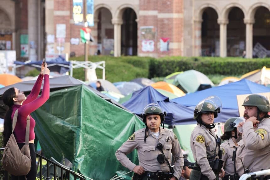 Oficiales del sheriff del condado de Los Ángeles vigilan cerca de un campamento pro palestino, la mañana después de que fuera atacado por contramanifestantes en el campus de la Universidad de California, en Los Ángeles, el 1 de mayo de 2024. (Mario Tama/Getty Images).