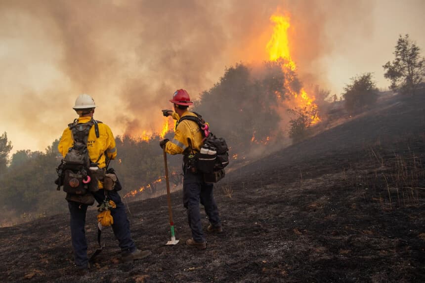 Los equipos de emergencia lucharon contra un incendio forestal que se propagó rápidamente por el sur de California y que comenzó al norte de Santa Clarita el 7 de agosto de 2025. (Departamento de Bomberos del Condado de Los Ángeles).