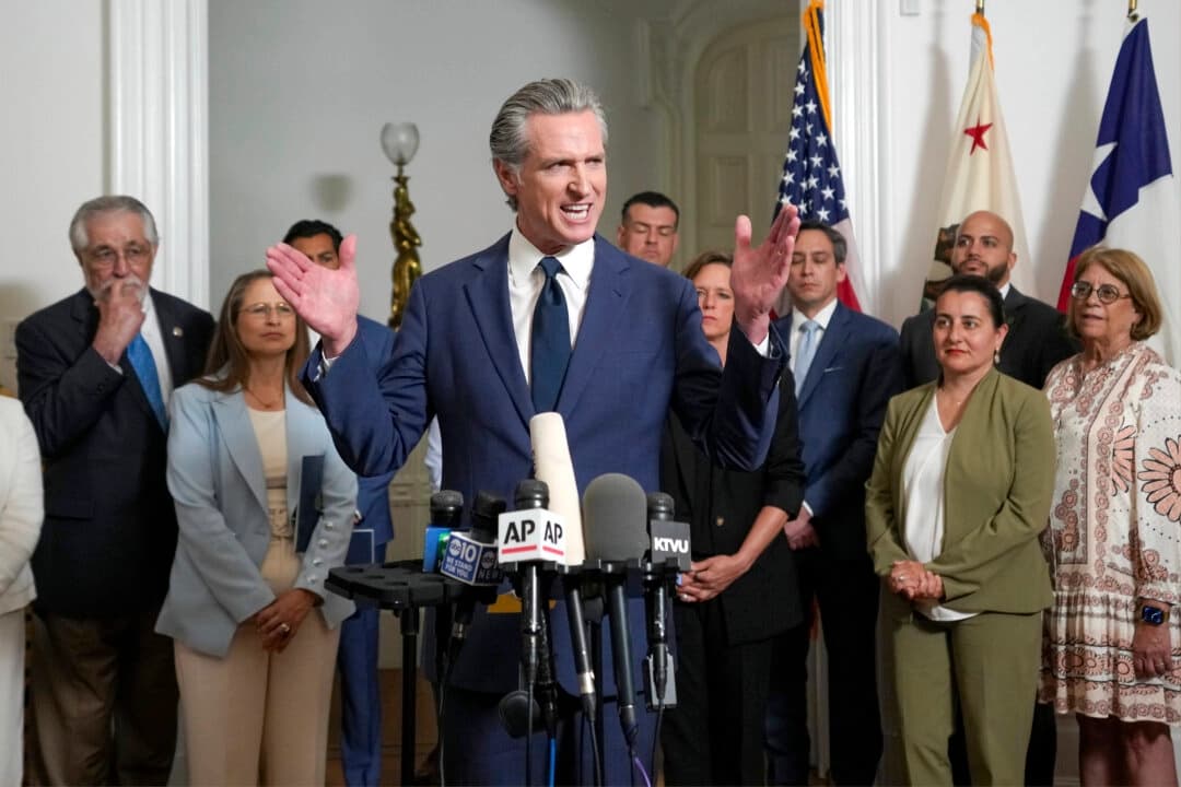 Acompañado por legisladores de California y Texas, el gobernador de California, Gavin Newsom (C), habla sobre la iniciativa para convocar elecciones especiales con el fin de redistribuir los distritos electorales de California, durante una rueda de prensa celebrada en Sacramento, California, el 8 de agosto de 2025. (Rich Pedroncelli/Foto de AP)