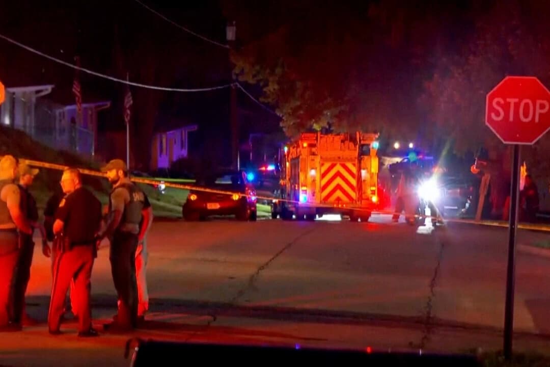 Un camión de bomberos y otros vehículos de emergencia y de las fuerzas del orden en Glenwood, Iowa, el 6 de agosto de 2025. (WOWT vía AP)