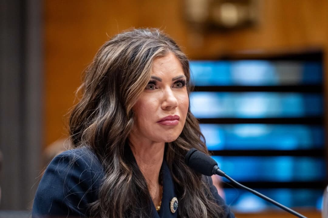La secretaria de Seguridad Nacional, Kristi Noem, testifica durante su audiencia de confirmación en Washington el 17 de enero de 2025. (Madalina Vasiliu/The Epoch Times)